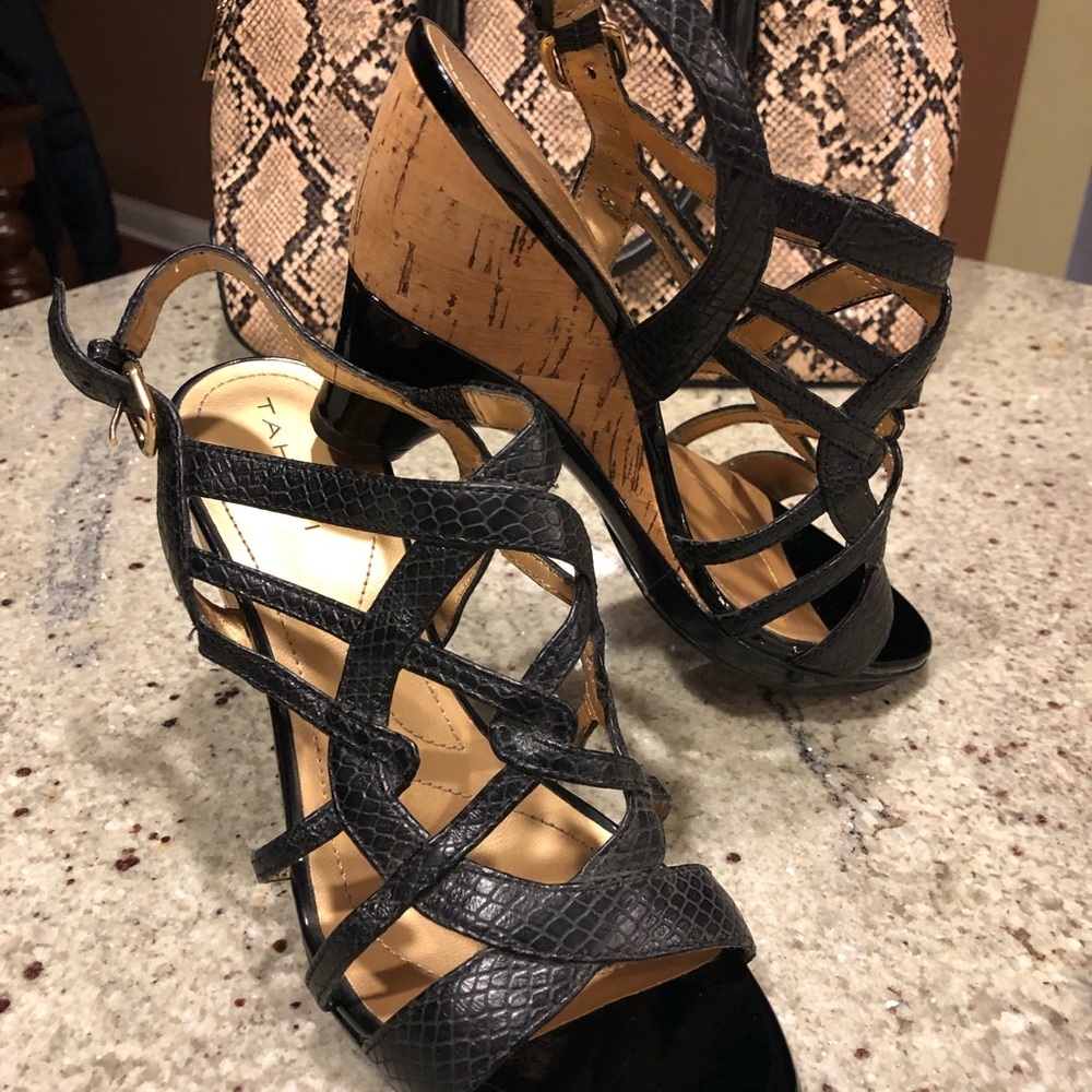 Tahari Petunia Beautiful Leather Sandals - Picture 4 of 8